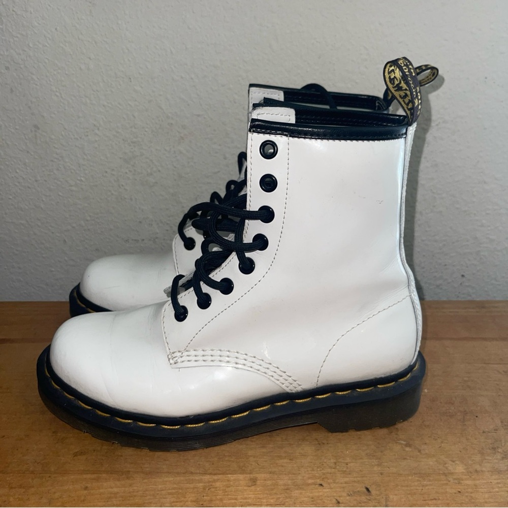Dr. Martens 1460 Smooth Leather White Lace Up 8 Eye Women’s Boots 11821 Sz 6 - Picture 3 of 9